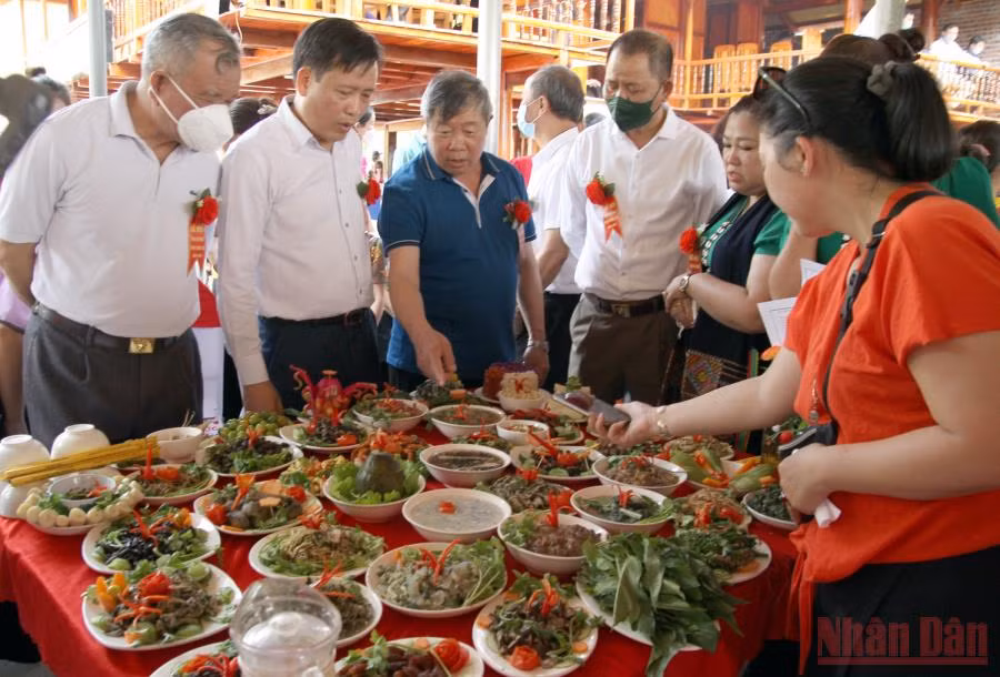 Về Lai Châu vui hội té nước, gội đầu -0