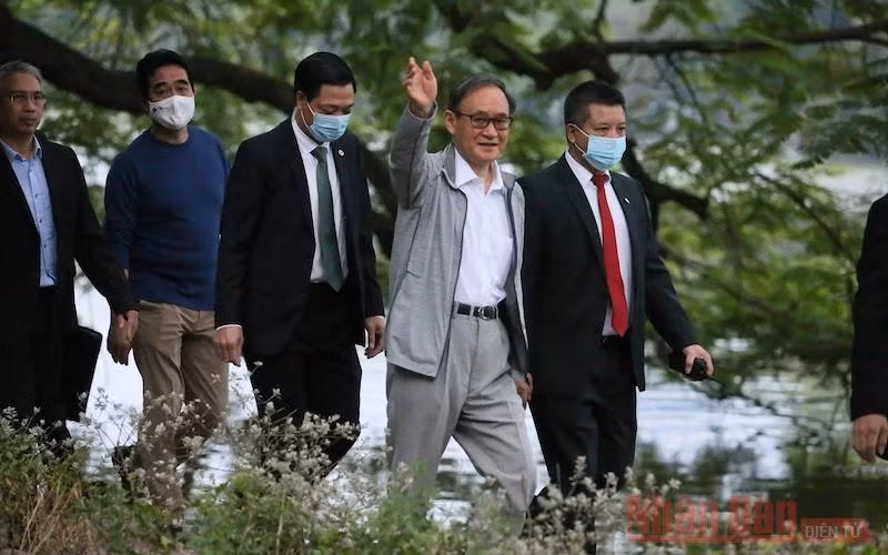 Thủ tướng Suga Yoshihide đi dạo Hồ Gươm sáng sớm