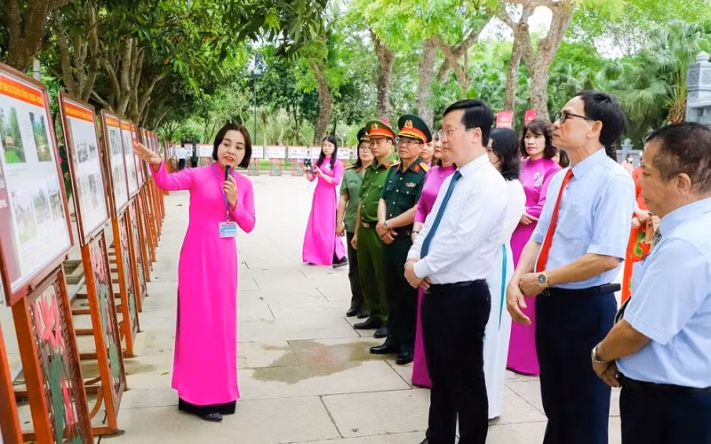 Các đại biểu lắng nghe thuyết trình về cuộc đời và sự nghiệp của Chủ tịch Hồ Chí Minh.