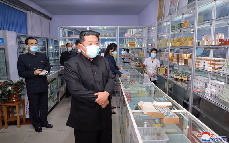 Nhà lãnh đạo Triều Tiên Kim Jong-un đeo khẩu trang trong lúc kiểm tra một hiệu thuốc tại Bình Nhưỡng. Ảnh do KCNA công bố ngày 15/5/2022.