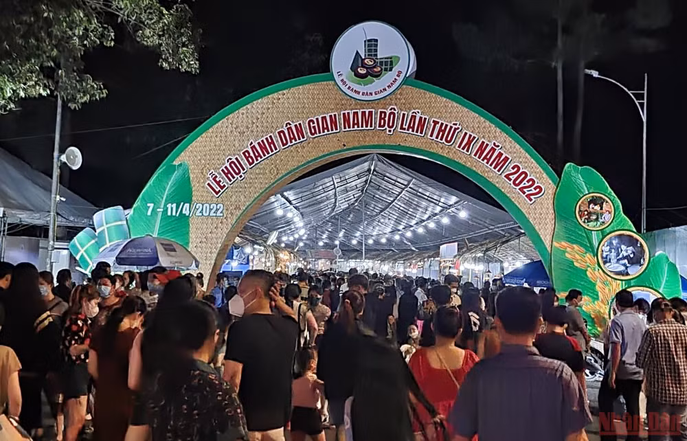 Dòng người tấp nập đổ về Lễ hội Bánh dân gian Nam Bộ -0