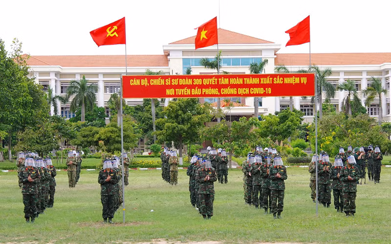 Cán bộ, chiến sĩ Sư đoàn 309 tại buổi lễ phát động đợt thi đua đặc biệt ra quân giúp dân chống dịch Covid-19.