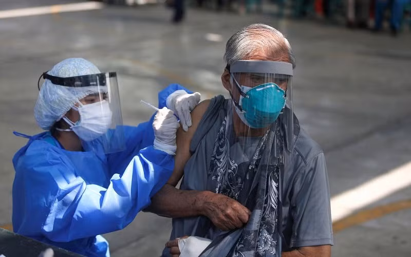 Tiêm vaccine phòng Covid-19 cho người cao tuổi ở Lima, Peru, ngày 23/3/2021. (Ảnh: REUTERS)