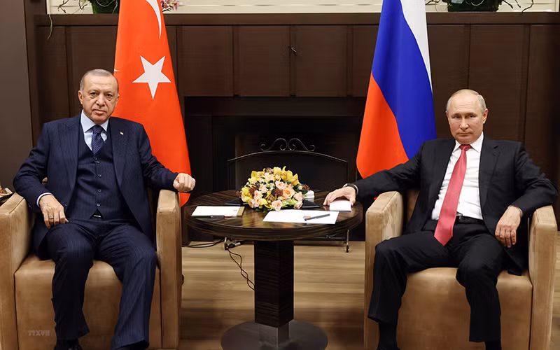 Tổng thống Nga Vladimir Putin (phải) và Tổng thống Thổ Nhĩ Kỳ Recep Tayyip Erdogan (trái) tại cuộc gặp ở Sochi, Nga, ngày 29/9/2021. (Ảnh: AFP/TTXVN)