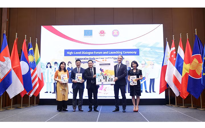Ra mắt Nghiên cứu so sánh về quản lý lao động di cư trong ASEAN tại Diễn đàn (Ảnh: Molisa).