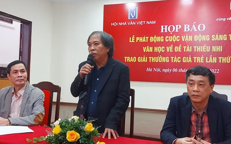Ban Chấp hành Hội Nhà văn Việt Nam trao đổi tại buổi họp báo.