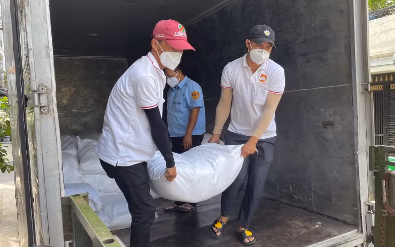 Trao lương thực, thực phẩm, khẩu trang tặng bộ đội và người dân -0