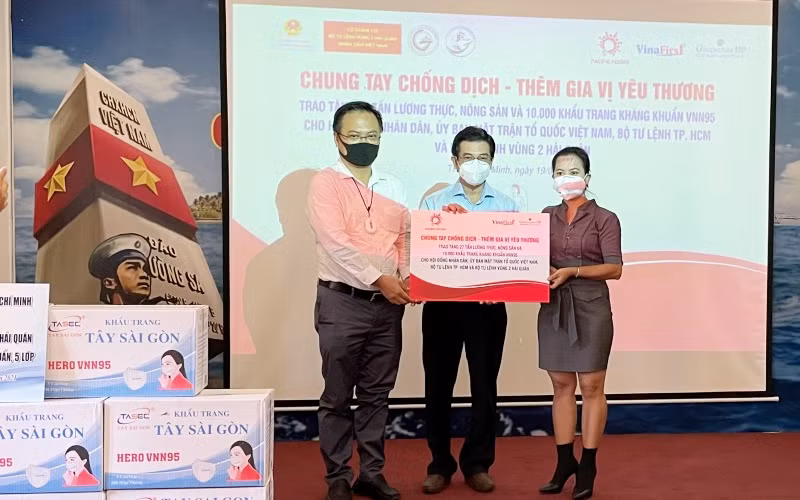Đại diện hai Công ty Pacific Food và VinaFirst trao tặng hàng hóa hỗ trợ phòng, chống dịch Covid-19. 