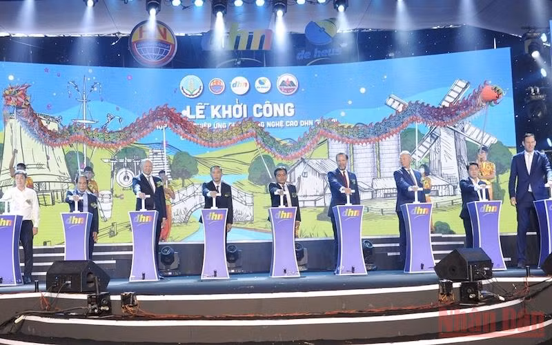 Các đại biểu tham dự lễ khởi công dự án.
