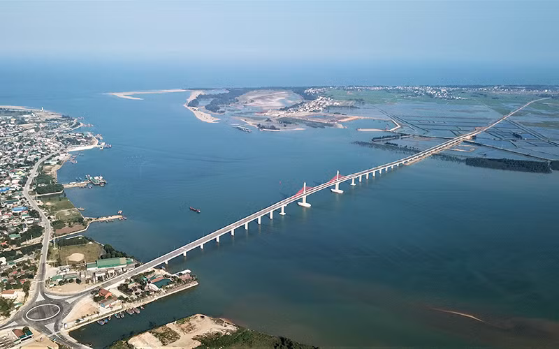 Cầu Cửa Hội kết nối thị xã Cửa Lò, Nghệ An với các địa phương ven biển tỉnh Hà Tĩnh.