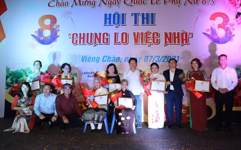 Hoạt động trao quà tri ân các bà, các cô và chị em phụ nữ có nhiều đóng góp cho cộng đồng, tối 7-3.