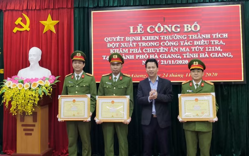 Bí thư Tỉnh ủy Hà Giang Đặng Quốc Khánh tặng Bằng khen cho các tập thể, cá nhân có thành tích phá chuyên án 121M.
