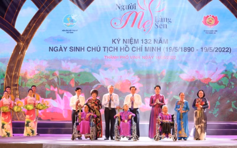 Các đồng chí lãnh đạo Đảng, Nhà nước tặng hoa các Bà mẹ Việt Nam Anh hùng, các nữ Anh hùng Lực lượng vũ trang nhân dân, Anh hùng Lao động trong thời kỳ đổi mới.