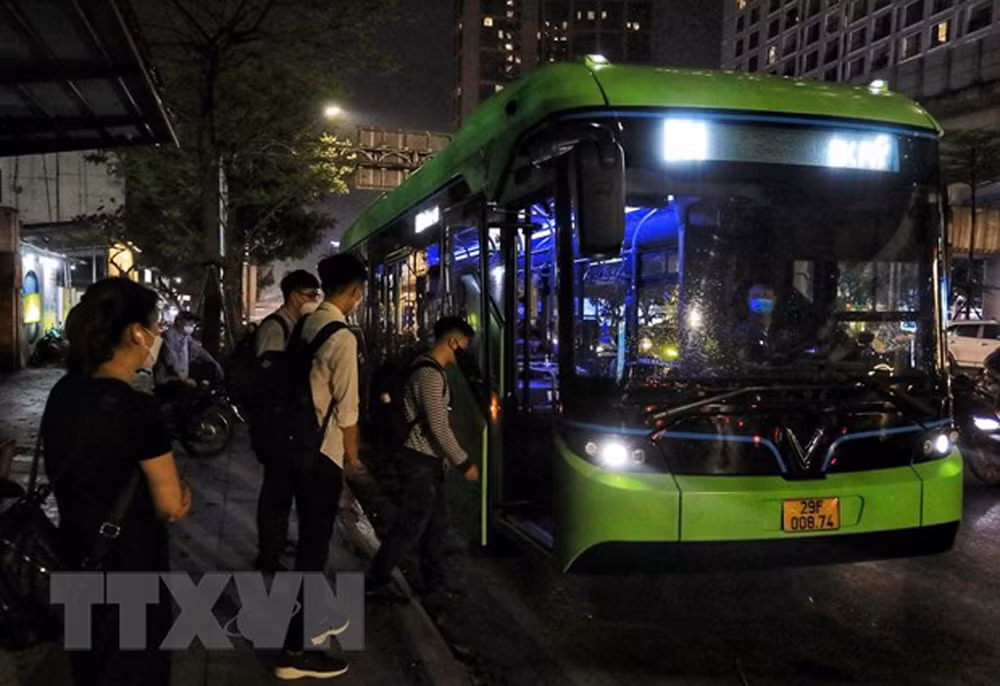 Hình ảnh các tuyến xe buýt điện ở Hà Nội vận hành ổn định -0