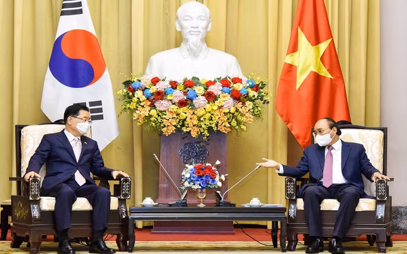 Chủ tịch nước Nguyễn Xuân Phúc tiếp Bộ trưởng Ngoại giao Hàn Quốc Chung Eui Yong chào xã giao. (Ảnh: Bộ Ngoại giao)