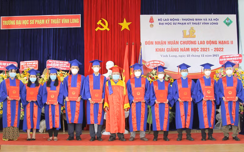 Trường Đại học Sư phạm Kỹ thuật Vĩnh Long đón nhận Huân chương Lao động hạng Nhì -0