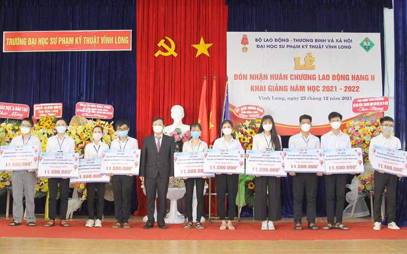 Trường Đại học Sư phạm Kỹ thuật Vĩnh Long đón nhận Huân chương Lao động hạng Nhì -0