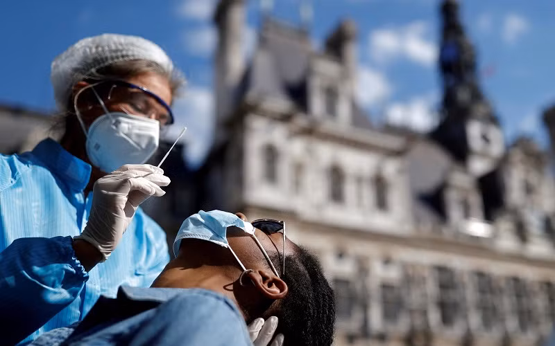 Lấy mẫu xét nghiệm Covid-19 tại 1 điểm xét nghiệm trước Tòa thị chính Paris, Pháp. (Ảnh: Reuters)