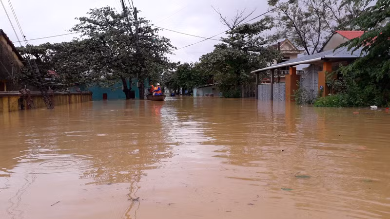 Lũ vượt mốc lịch sử, người dân Quảng Bình gấp rút chạy lũ -0