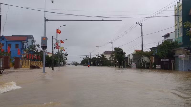 Lũ vượt mốc lịch sử, người dân Quảng Bình gấp rút chạy lũ -0