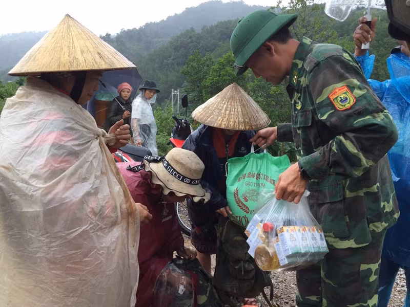 Lũ vượt mốc lịch sử, người dân Quảng Bình gấp rút chạy lũ -0