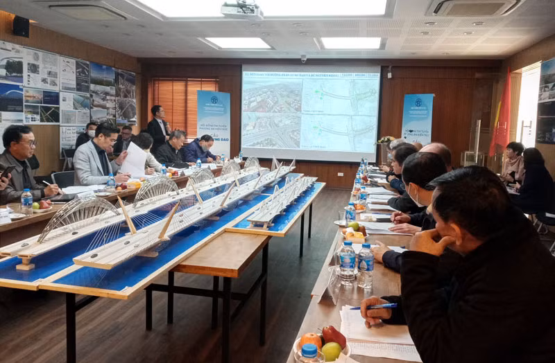 Quang cảnh buổi chấm các phương án kiến trúc cầu Trần Hưng Đạo chiều 19/1.