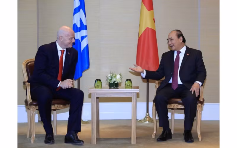 Chủ tịch nước Nguyễn Xuân Phúc tiếp Chủ tịch Liên đoàn Bóng đá Thế giới Gianni Infantino. (Ảnh: Thống Nhất/TTXVN)