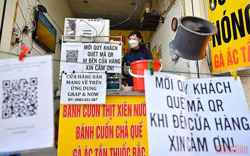 Các cửa hàng bán hàng mang về ở phố Ngô Sĩ Liên, quận Đống Đa, quận trước đó đã chuyển thành "vùng cam". (Ảnh minh họa: Thành Đạt)