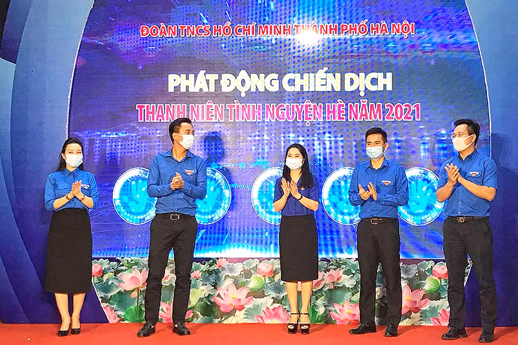 Các đồng chí Bí thư, Phó Bí thư Thường trực, Phó Bí thư Thành đoàn Hà Nội phát động trực tuyến Chiến dịch “Thanh niên tình nguyện hè” 2021.