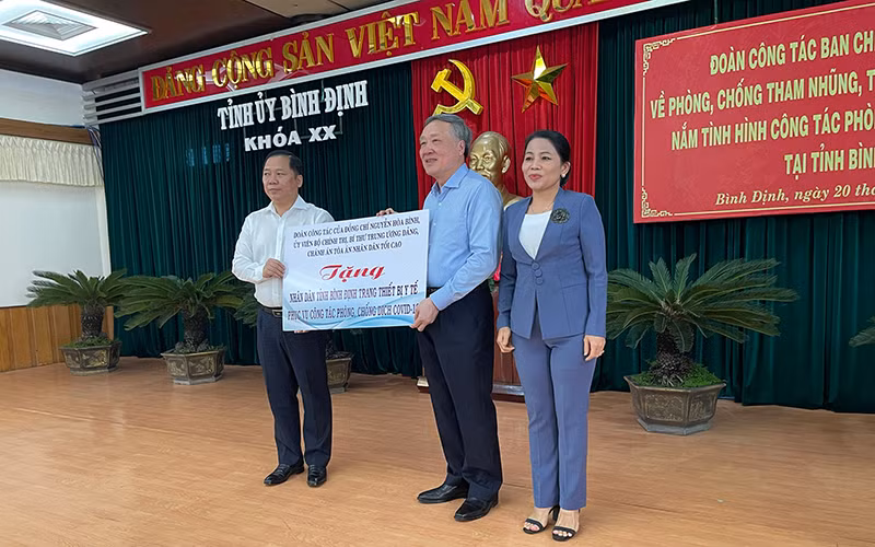 Đồng chí Nguyễn Hoà Bình đã tặng trang thiết bị y tế cho tỉnh Bình Định.