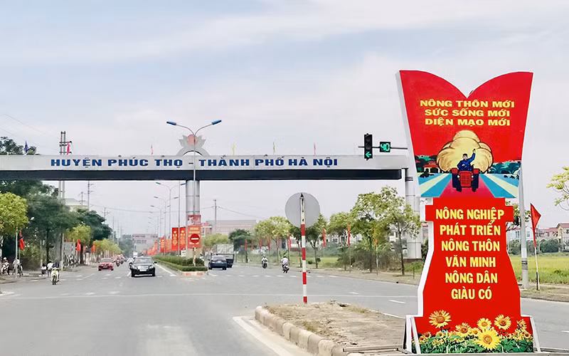 Hạ tầng giao thông tại huyện Phúc Thọ được đầu tư xây dựng khang trang.