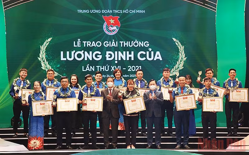 Đồng chí Trần Tuấn Anh và đồng chí Nguyễn Anh Tuấn trao Giải thưởng Lương Định Của năm 2021 tặng các thanh niên nông thôn tiêu biểu.