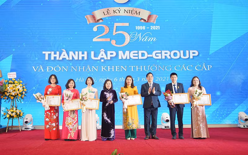 Nguyên Thứ trưởng Y tế Nguyễn Thị Xuyên và PGS, TS Lương Ngọc Khuê, Cục trưởng Cục Quản lý, khám chữa bệnh trao bằng khen cho các cá nhân.