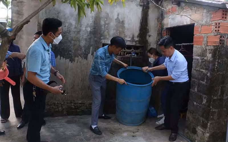 Cán bộ Trung tâm kiểm soát bệnh tật Hà Tĩnh kiểm tra, giám sát công tác phòng, chống dịch bệnh sốt xuất huyết tại xã Kỳ Phong, huyện Kỳ Anh. 