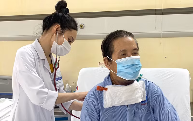 Bệnh nhân khỏe mạnh sau mổ, có thể ăn uống qua đường xông.