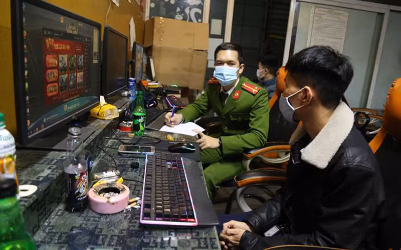 Công an lấy thông tin các trường hợp vi phạm.