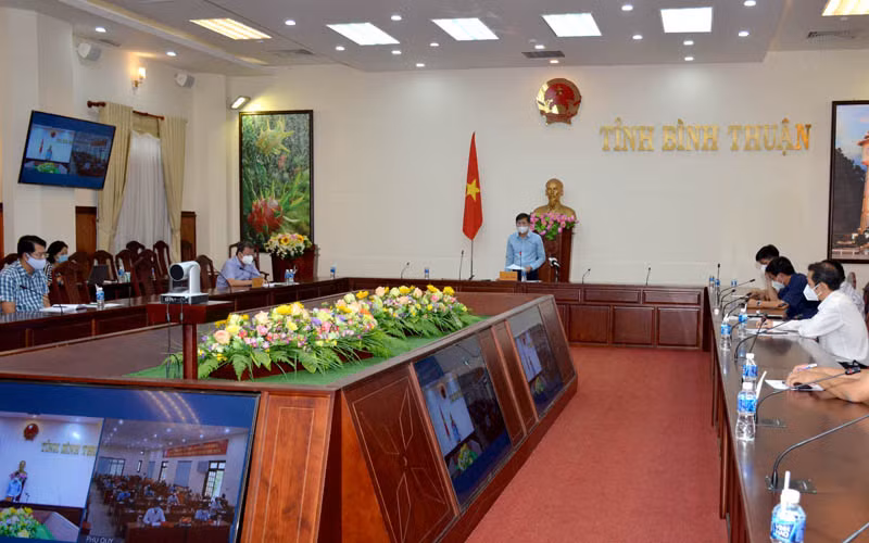 Chủ tịch UBND tỉnh Bình Thuận Lê Tuấn Phong tại cuộc họp trực tuyến chỉ đạo công tác phòng, chống dịch tại huyện đảo Phú Quý.
