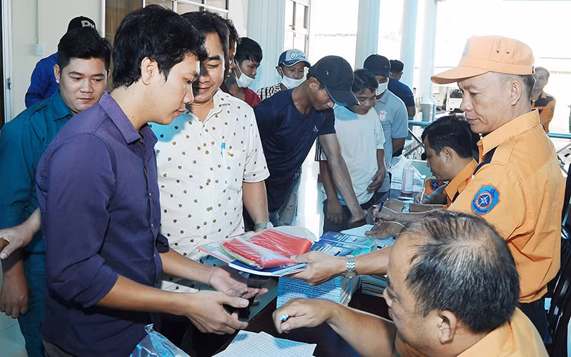 Hàng trăm ngư dân được cung cấp các thông tin cần thiết tại buổi tuyên truyền.