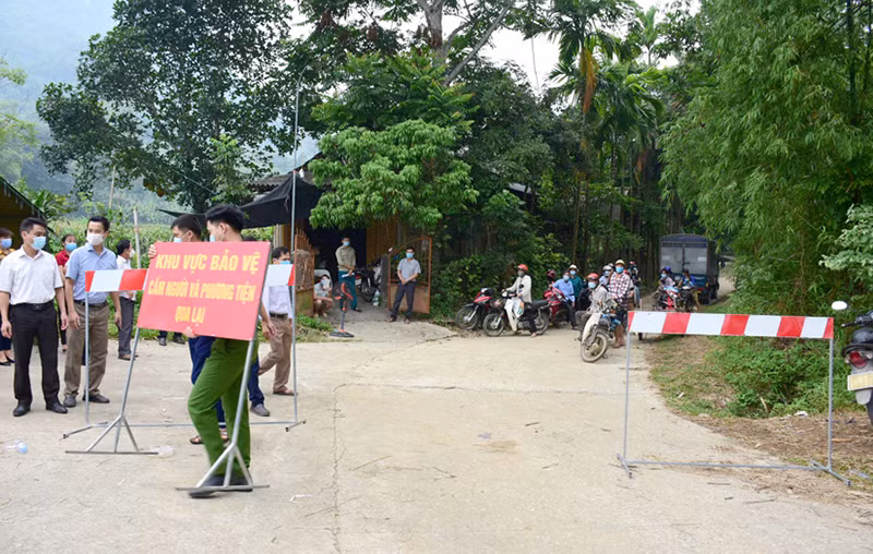 Lực lượng chức năng dỡ khoanh vùng cách ly tại thôn Khuôn Khoai, xã Yên Nguyên, huyện Chiêm Hóa, tỉnh Tuyên Quang.