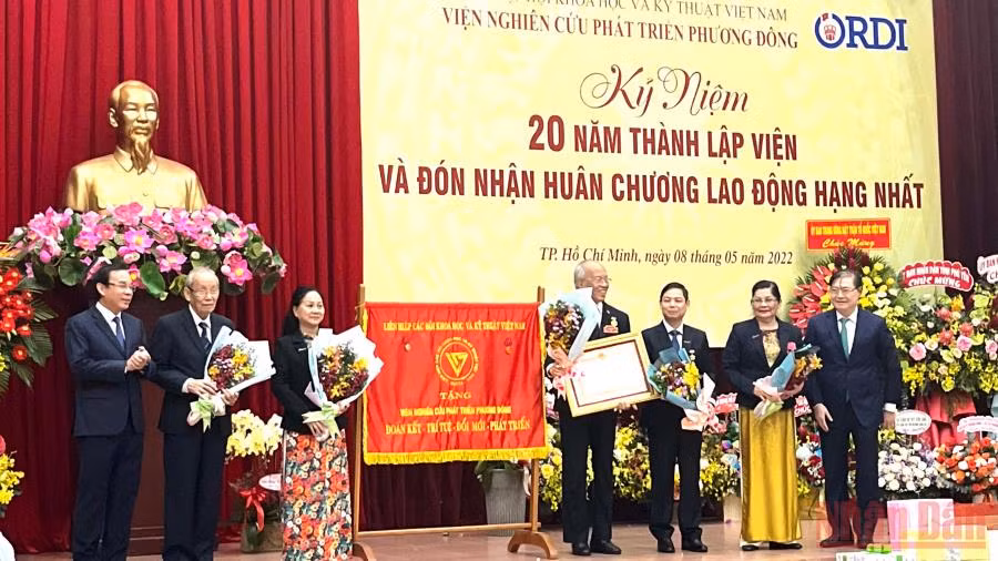 Đồng chí Nguyễn Văn Nên, Ủy viên Bộ Chính trị, Bí thư Thành ủy Thành phố Hồ Chí Minh (bên trái) trao Huân chương Lao động hạng Nhì cho tập thể Viện nghiên cứu phát triển Phương Đông.