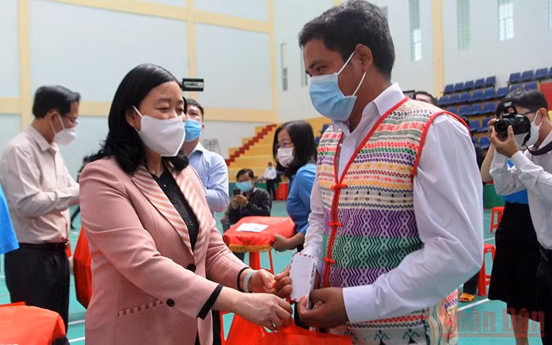 Trưởng Ban Dân vận Trung ương Bùi Thị Minh Hoài tặng quà hộ gia đình chính sách tiêu biểu, đồng bào dân tộc thiểu số trên địa bàn thành phố Gia Nghĩa. 