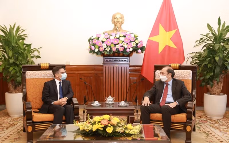 Thứ trưởng Ngoại giao Nguyễn Quốc Dũng tiếp Đại sứ Ấn Độ tại Việt Nam. (Ảnh: Bộ Ngoại giao)