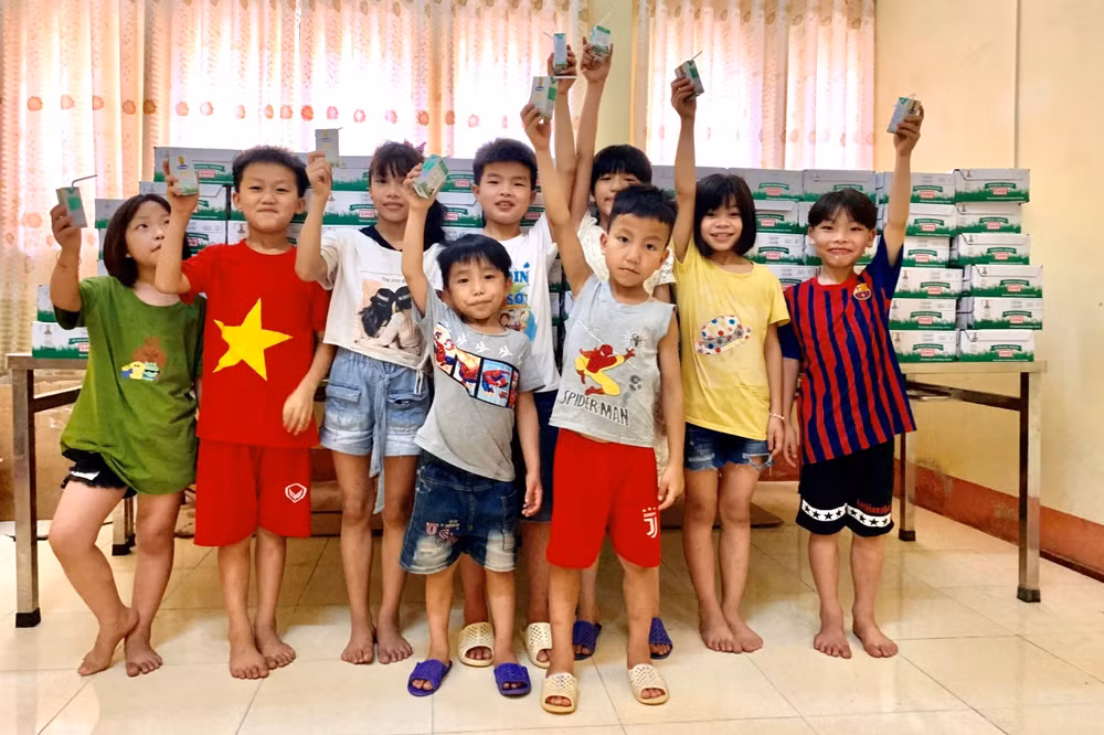 Niềm vui của trẻ tại Trung tâm Công tác xã hội và Bảo trợ xã hội (tỉnh Yên Bái) khi nhận sữa từ Quỹ sữa Vươn cao Việt Nam. (Ảnh: VNM)
