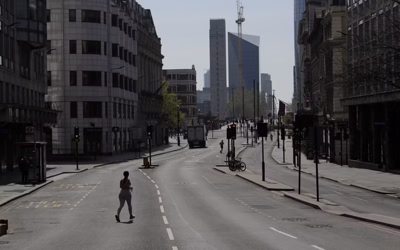 Đi bộ trên đường New Bridge, London, Anh. (Ảnh: AP)