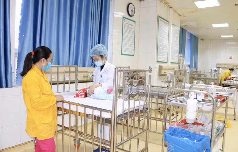 Khoa Cấp cứu, Hồi sức tích cực và Chống độc thường xuyên tiếp nhận điều trị cho trẻ nhập viện trong tình trạng nguy kịch. (Ảnh: BVCC)