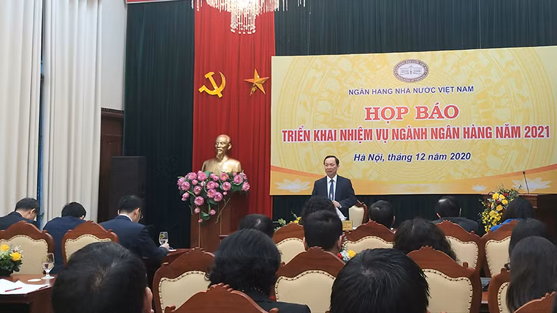 Phó Thống đốc thường trực NHNN Đào Minh Tú chủ trì cuộc họp báo