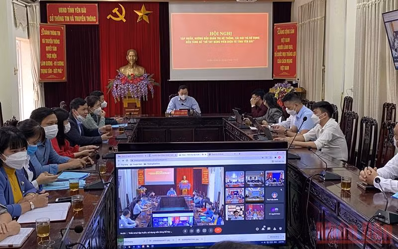 Tập huấn sử dụng "Sổ tay điện tử đảng viên" tại Sở Thông tin và Truyền thông tỉnh Yên Bái.