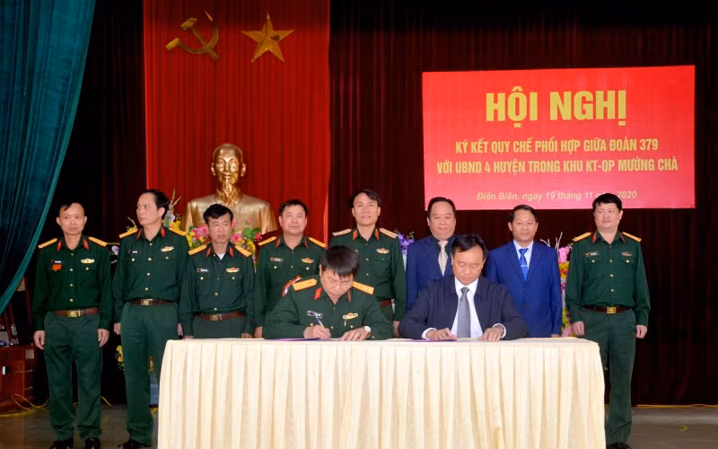 Đoàn KT-QP 379 và lãnh đạo bốn huyện ký kết quy chế phối hợp.