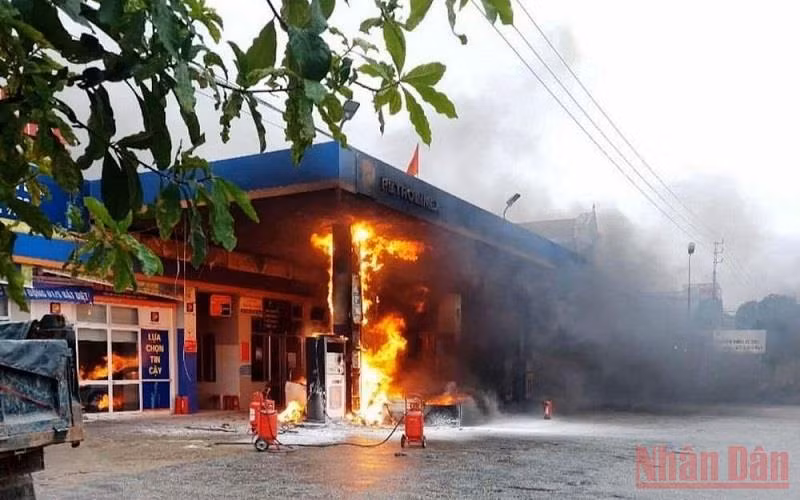 Tại hiện trường nơi xảy ra vụ cháy. (Ảnh: TH)