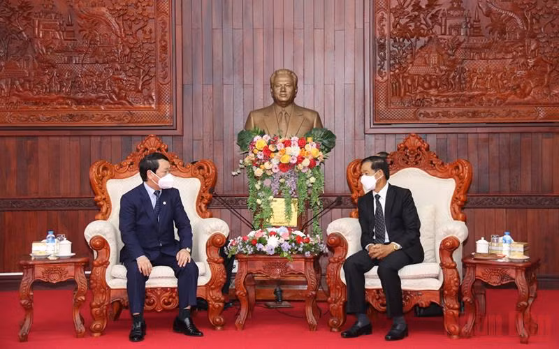 Đồng chí Sinlavong Khoutphaythoune (phải) tiếp Bộ trưởng, Chủ nhiệm Ủy ban Dân tộc Hầu A Lềnh (Ảnh: Xuân Sơn).